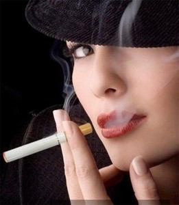Защо Джони Деп и Линдзи Лоън предпочитат да димят с електронни цигари?